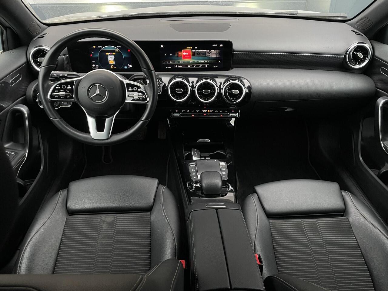 Mercedes-Benz A-KLASSE 180 Business Solution AMG - Navigatie - Camera - Stoelverwarming - LED koplampen