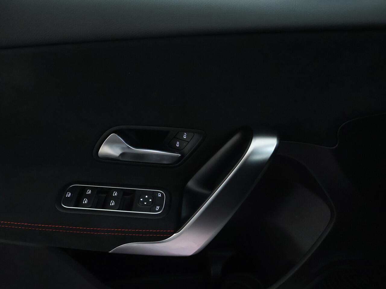 Mercedes-Benz A-KLASSE 160 Business Solution AMG | Parkeerpakket met Camera | Cruise Controle | LED Verlichting | Navigatie | Inclusief 24 maanden Mercedes-Benz Certified garantie voor Europa.