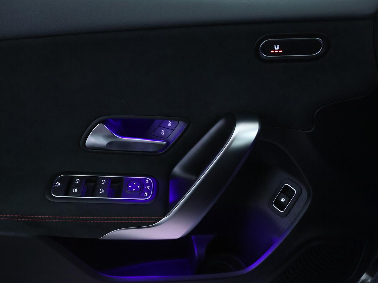 Mercedes-Benz A-KLASSE 250 e Plug-In Hybride AMG Sportpakket | Sfeerverlichting | Keyless Go | Parkeerpakket met Camera | CarPlay | Inclusief 24 maanden Mercedes-Benz Certified garantie voor Europa.