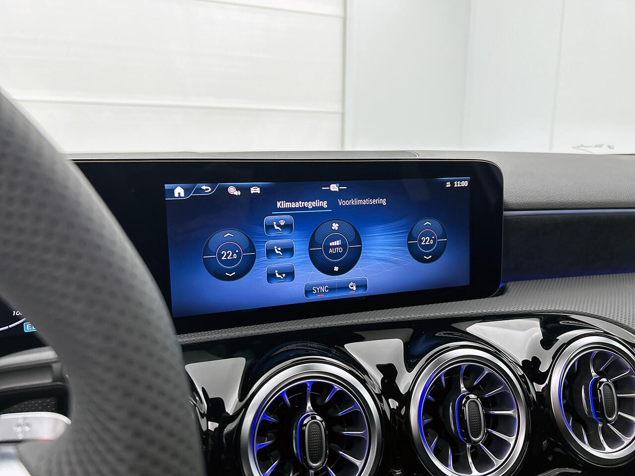 Mercedes-Benz A-KLASSE 250 e Business Solution AMG | Nightpakket | Panoramaschuifdak | Multibeam LED | Stoelverwarming voor | Smartphone Integratie | Sfeerverlichting | KEYLESS GO |