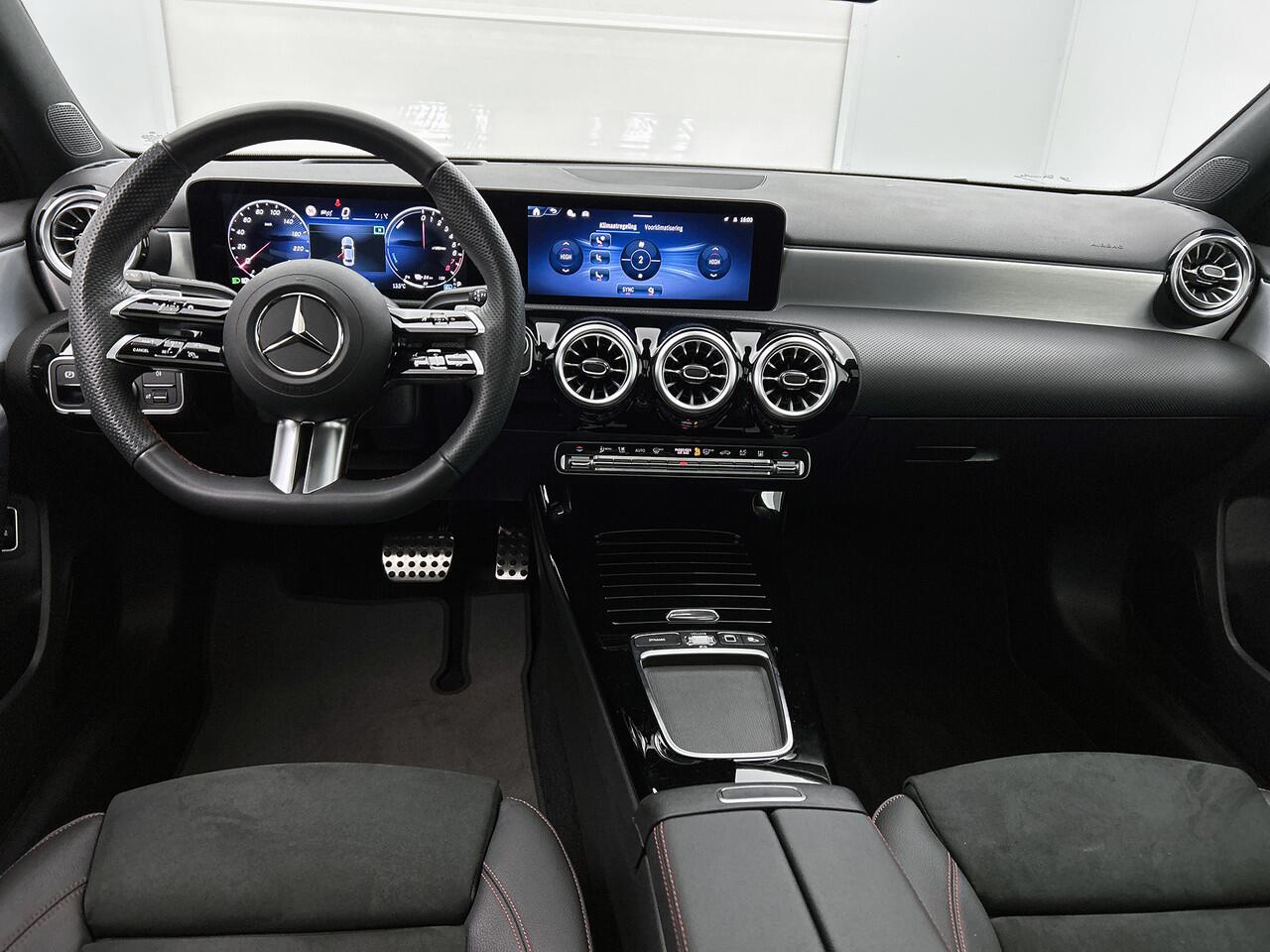 Mercedes-Benz A-KLASSE 250 e Business Solution AMG AMG Line | NIght Pakket | Panorama Schuif-Kanteldak | Sfeerverlichting | Head-up display | Apple CarPlay | Keyless-Go | Dodehoekassistent. Inclusief 24 maanden Mercedes-Benz Certified garantie voor Europa.