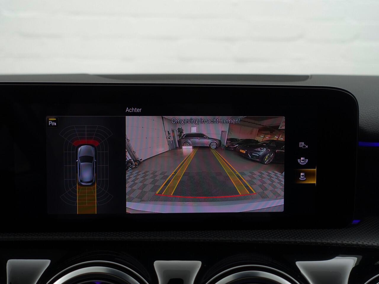 Mercedes-Benz A-KLASSE 180 AMG Night Edition Aut- Panoramadak, Sfeerverlichting, Xenon Led, Camera, Sport Interieur