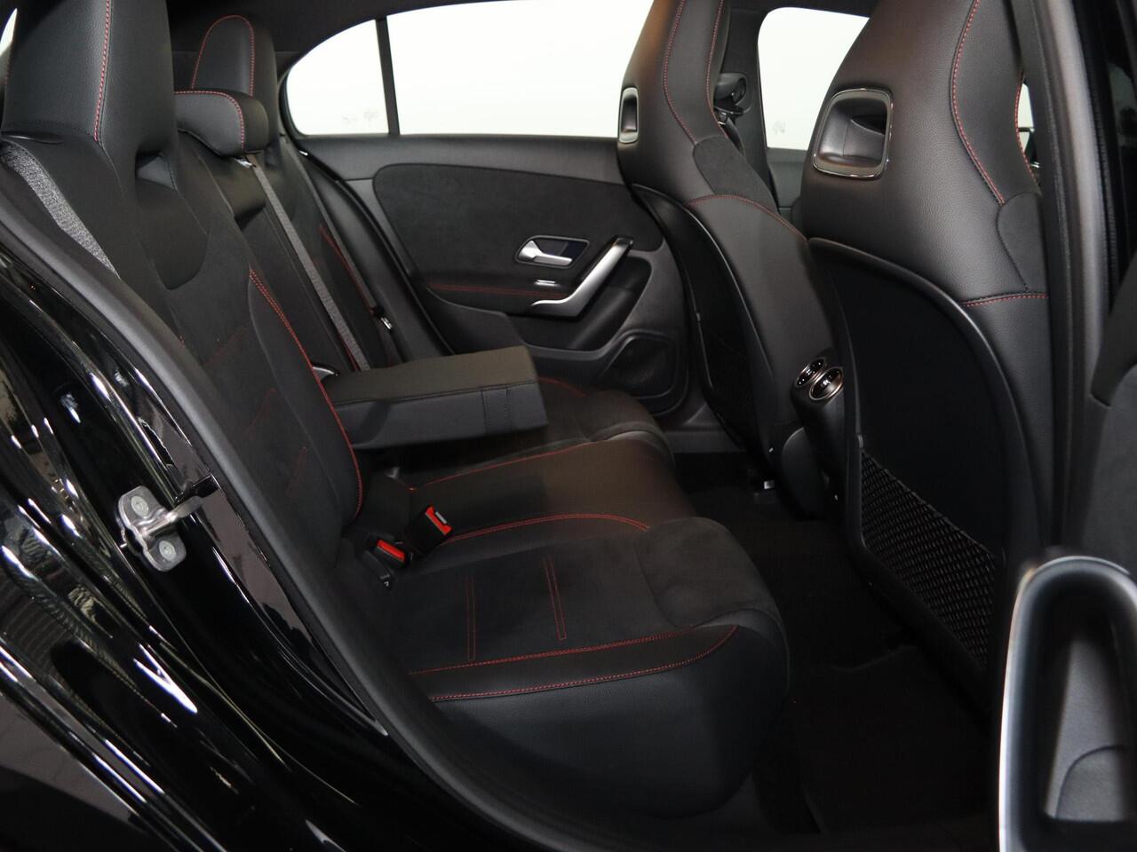 Mercedes-Benz A-KLASSE 180 Star Edition AMG Line | Achteruitrijcamera | LED-koplampen | Stoelverwarming voor