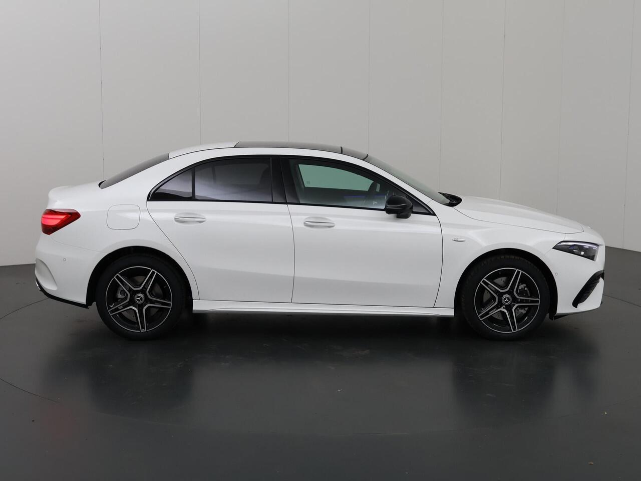 Mercedes-Benz A-KLASSE 250 e Business Solution AMG | Night Pakket | 360* Camera | Panoramadak | Dode hoek |