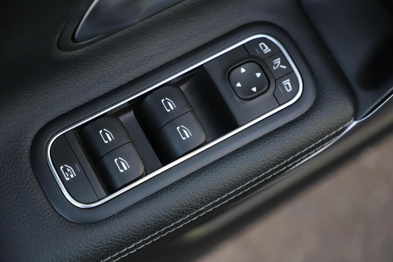 Mercedes-Benz A-KLASSE 160 Business Solution Luxury Lederen Sportstoelen Sfeerverlichting Widescreen 17 inch LMV Navigatie Carplay Achteruitrijcamera Full LED