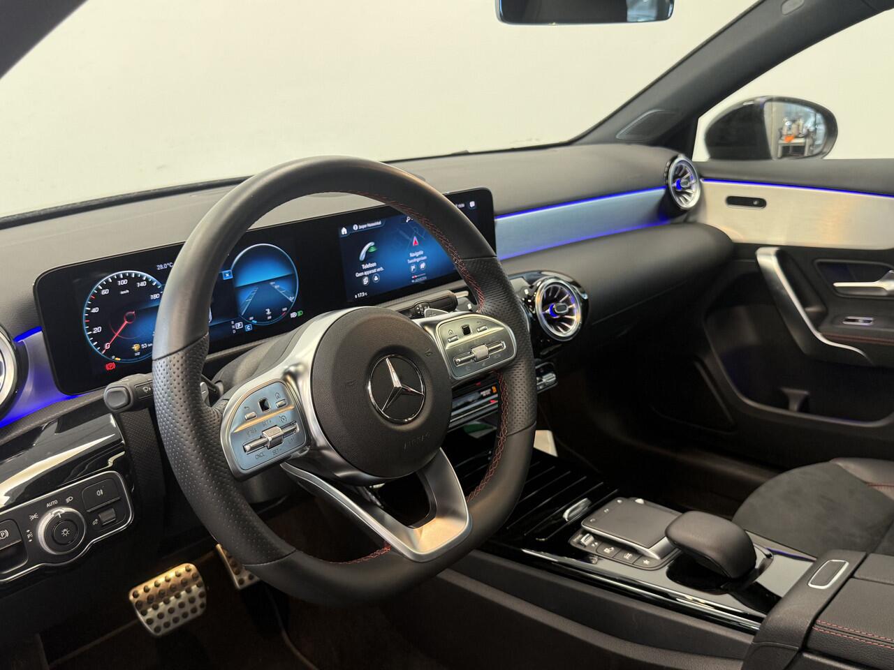 Mercedes-Benz A-KLASSE 180 Business Solution AMG Cruise/CLimate panoramadak PDC Multibeam LED NAP 24 maanden garantie mogelijk (*vraag naar de voorwaarden)