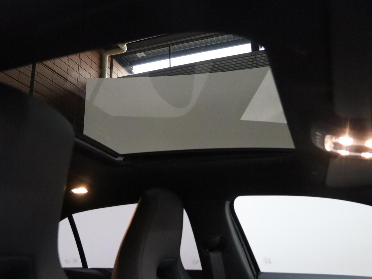 Mercedes-Benz A-KLASSE 250 e Business Solution AMG | Panoramaschuifdak | Premium Plus | 19"AMG-velgen | Head-up display | Dodehoekassistent |