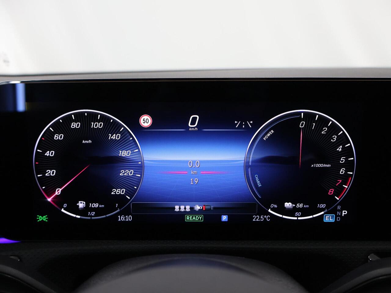 Mercedes-Benz A-KLASSE 250e Business Solution AMG | Panoramaschuifdak | Night | Multibeam Led | Achteruitrijcamera | Afneembare trekhaak |