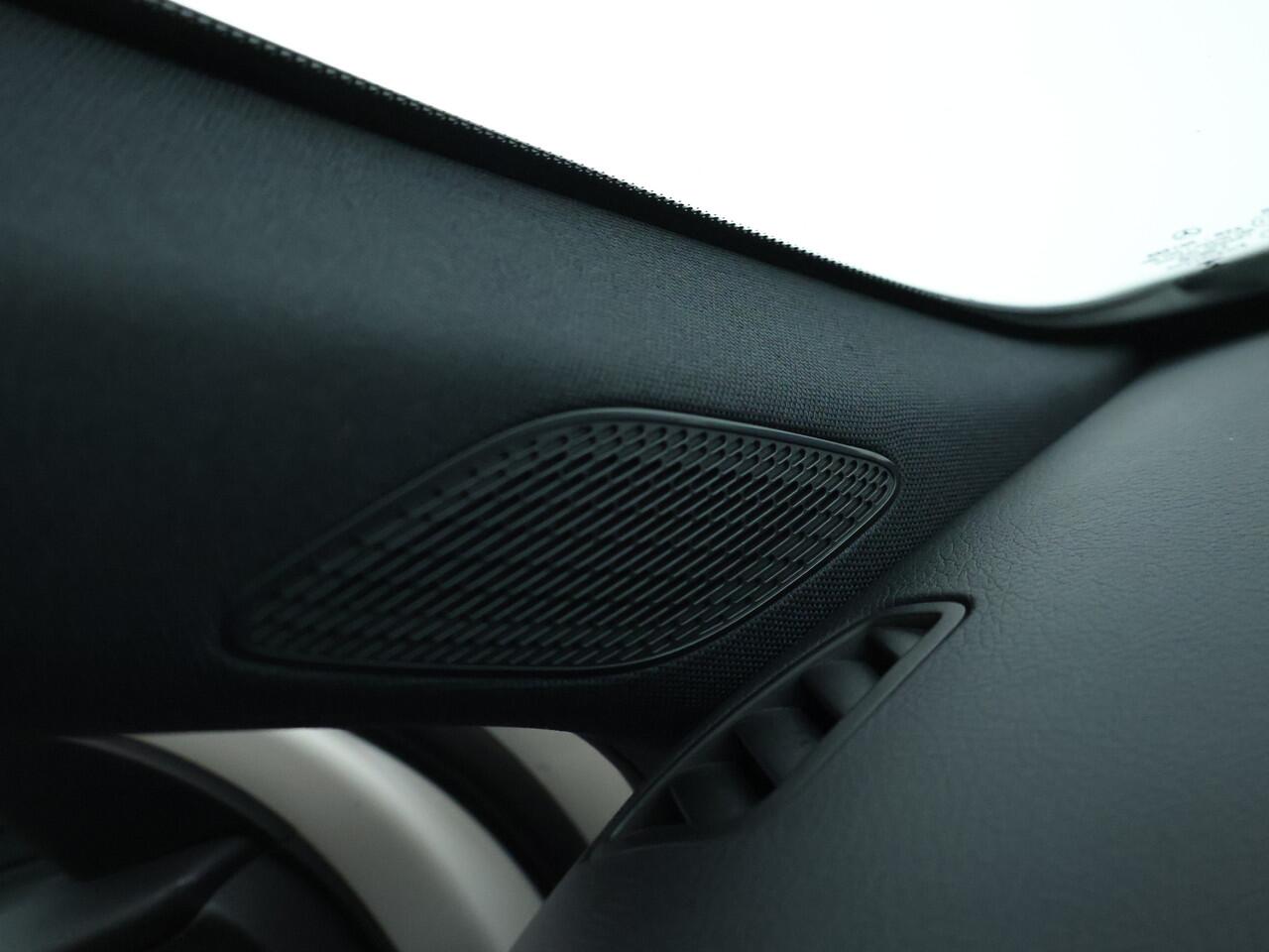 Mercedes-Benz A-KLASSE 180 AMG Limousine | NIGHT pakket | Sfeerverlichting | Spiegel pakket | Parkeer pakket + achter camera Inclusief 24 maanden MB Certified garantie voor Europa.