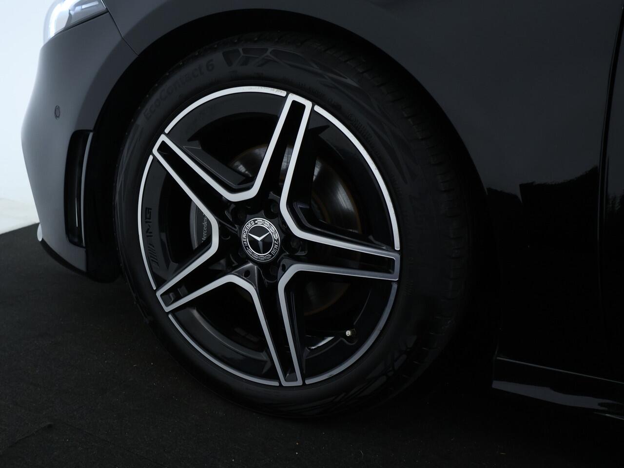 Mercedes-Benz A-KLASSE 160 Business Solution AMG AMG Line | Night Pakket | Panorama Schuif-Kanteldak | Sfeerverlichting | Memory Voorstoelen | MultiBeam Koplampen. Inclusief 24 maanden MB Certified garantie voor Europa.