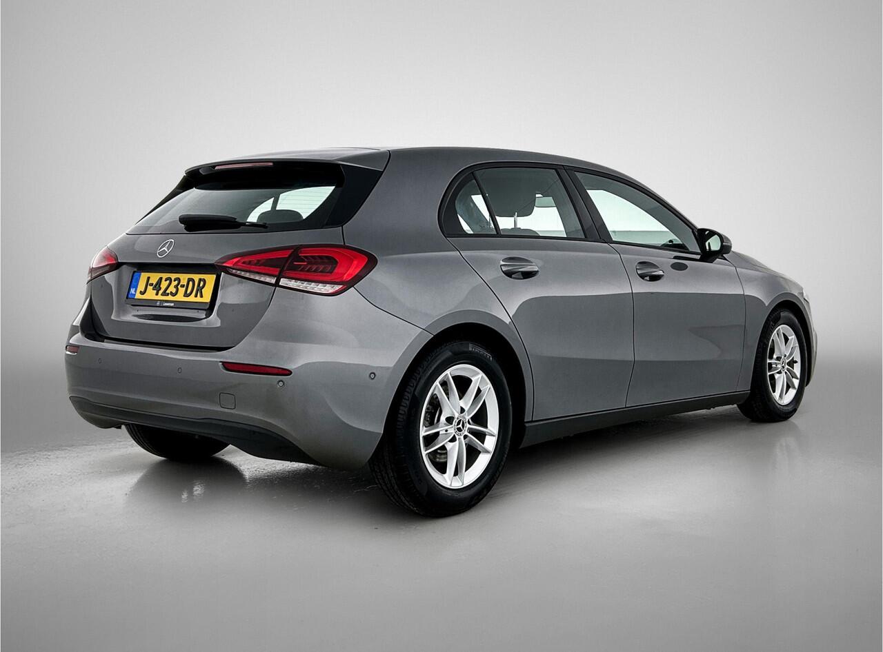 Mercedes-Benz A-KLASSE 160 Business Solution | Parkeerpakket met Camera | Ledkoplampen | Navigatie | Stoelverwarming | Inclusief 24 maanden Mercedes-Benz Certified garantie voor Europa.