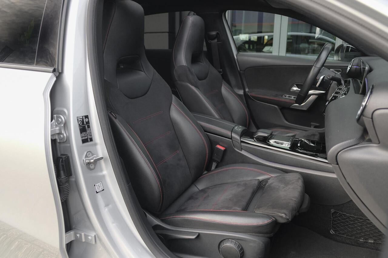 Mercedes-Benz A-KLASSE A220 AMG 190pk Panoramadak Widescreen Night pakket 19" LMV Sfeerverlichting