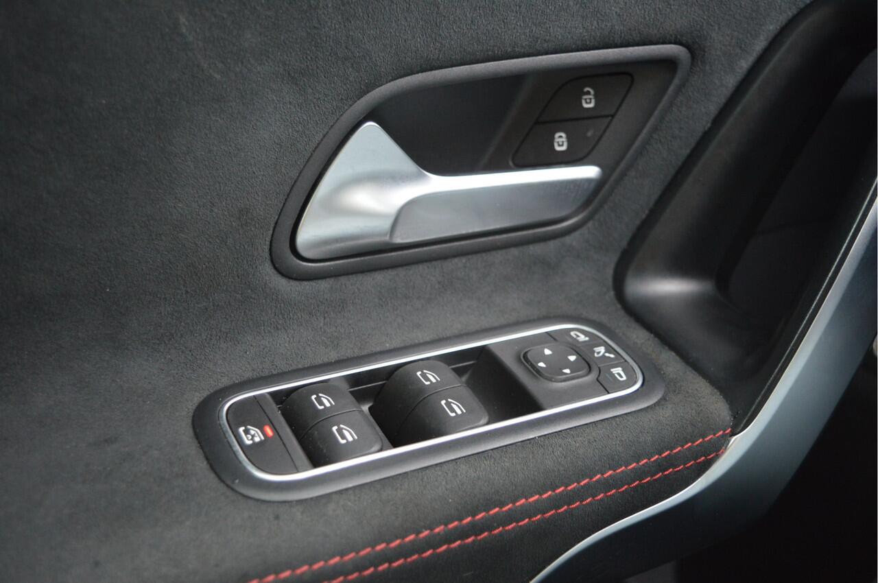 Mercedes-Benz A-KLASSE 200 Business Solution AMG NL-Auto / Clima / Sportstoelen