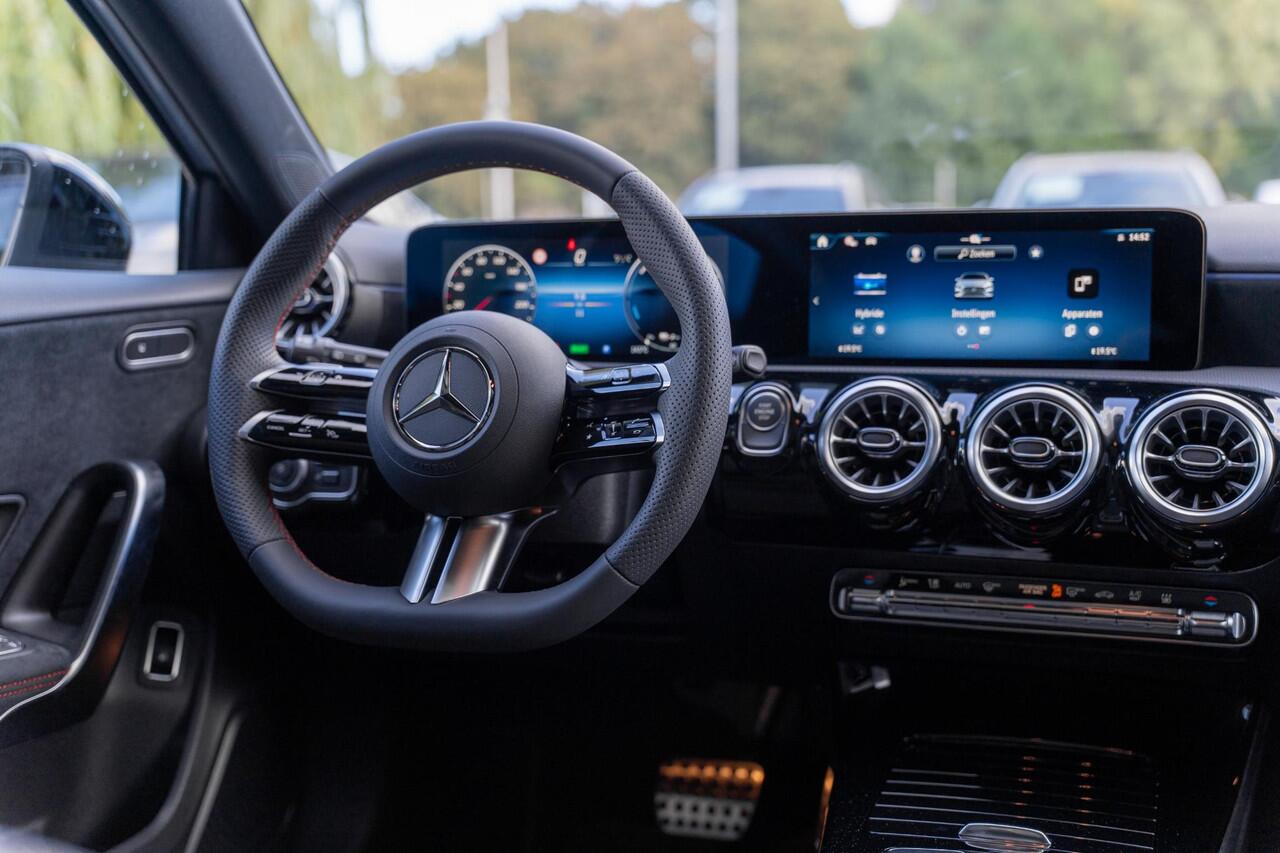 Mercedes-Benz A-KLASSE 250e Business Solution AMG | Panoramaschuifdak | Night pakket | Achteruitrijcamera | Stoelverwarming | MULTIBEAM LED |
