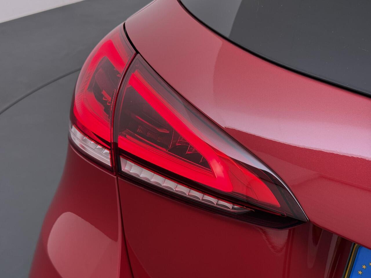 Mercedes-Benz A-KLASSE 180 Business Solution AMG Panoramadak | Memory | Camera | Stoelverwarming |