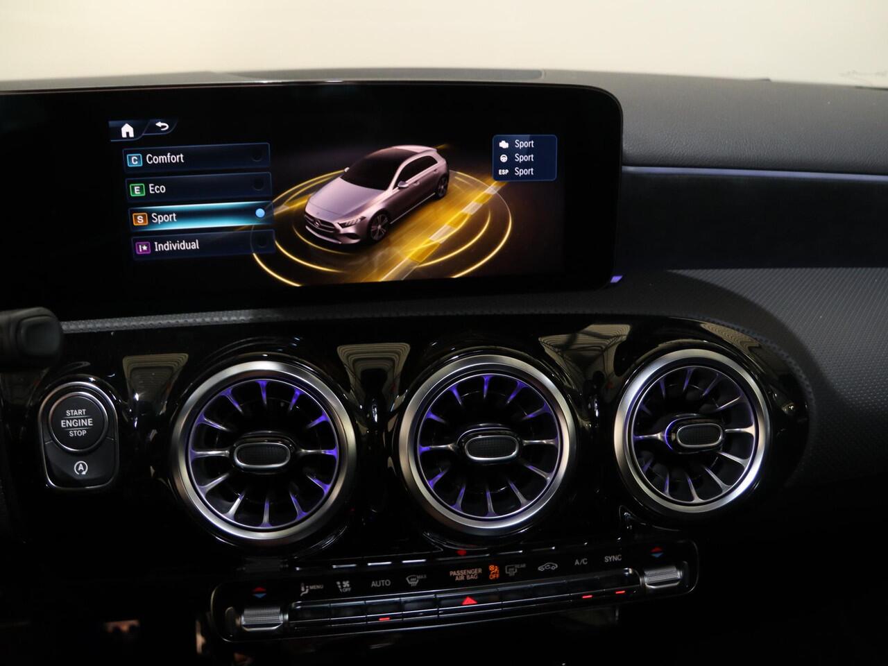 Mercedes-Benz A-KLASSE 180 Business Solution AMG | Night | Panoramaschuifdak | Premium plus | Head-Up | Stoelverwarming | 360 camera | MULTIBEAM LED |