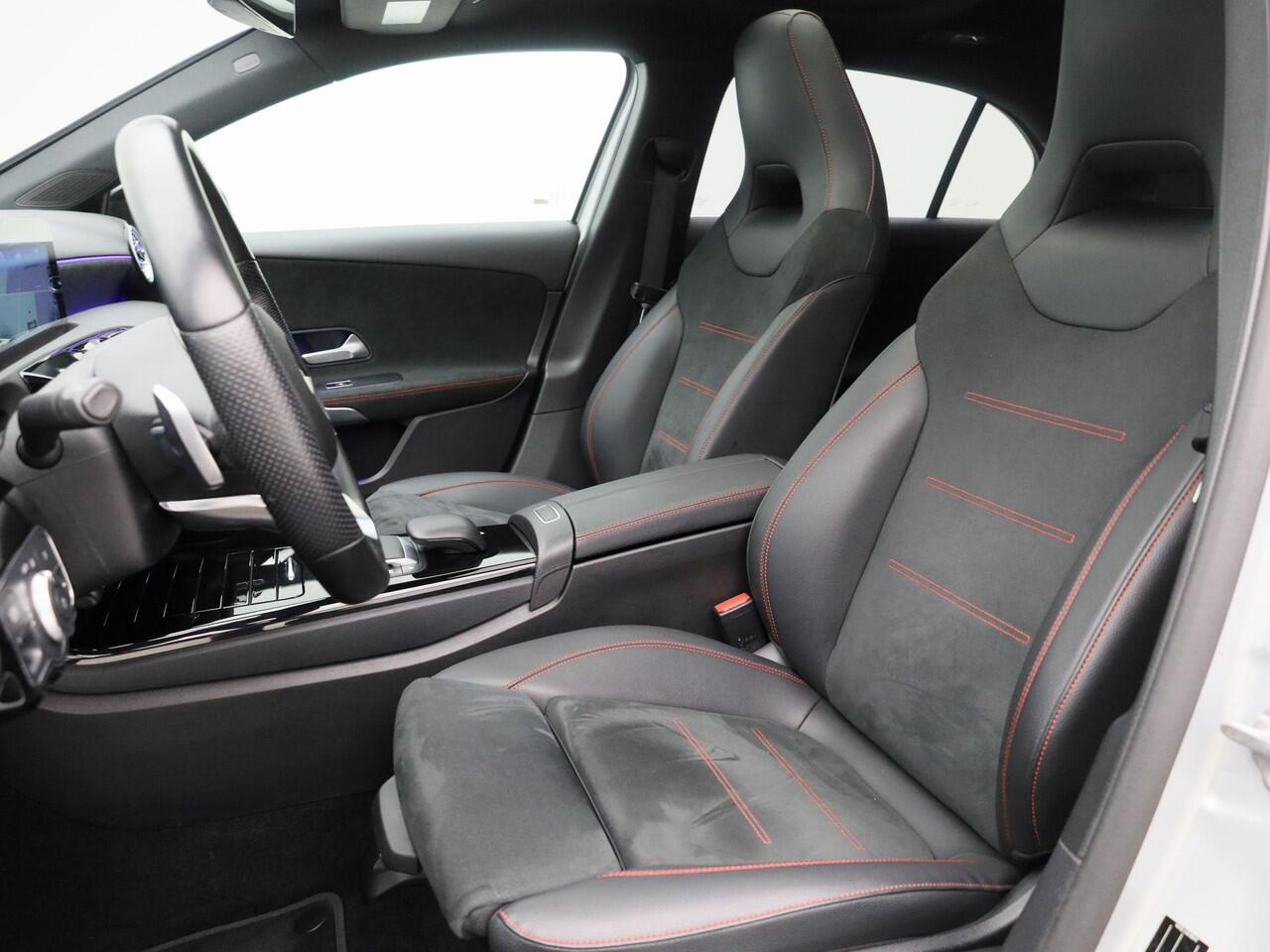 Mercedes-Benz A-KLASSE 180 AMG Line | PANO | CAMERA | KEYLESS | SFEERVERLICHTING | STOELVERW.