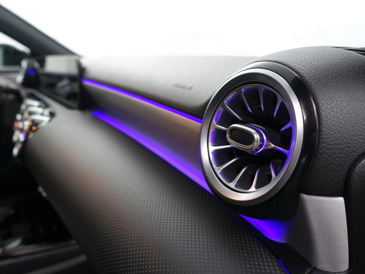 Mercedes-Benz A-KLASSE 180 AMG Night Edition Aut- Xenon Led, Camera, Stoelverwarming, Sfeerverlichting, Sport Alcantara Interieur