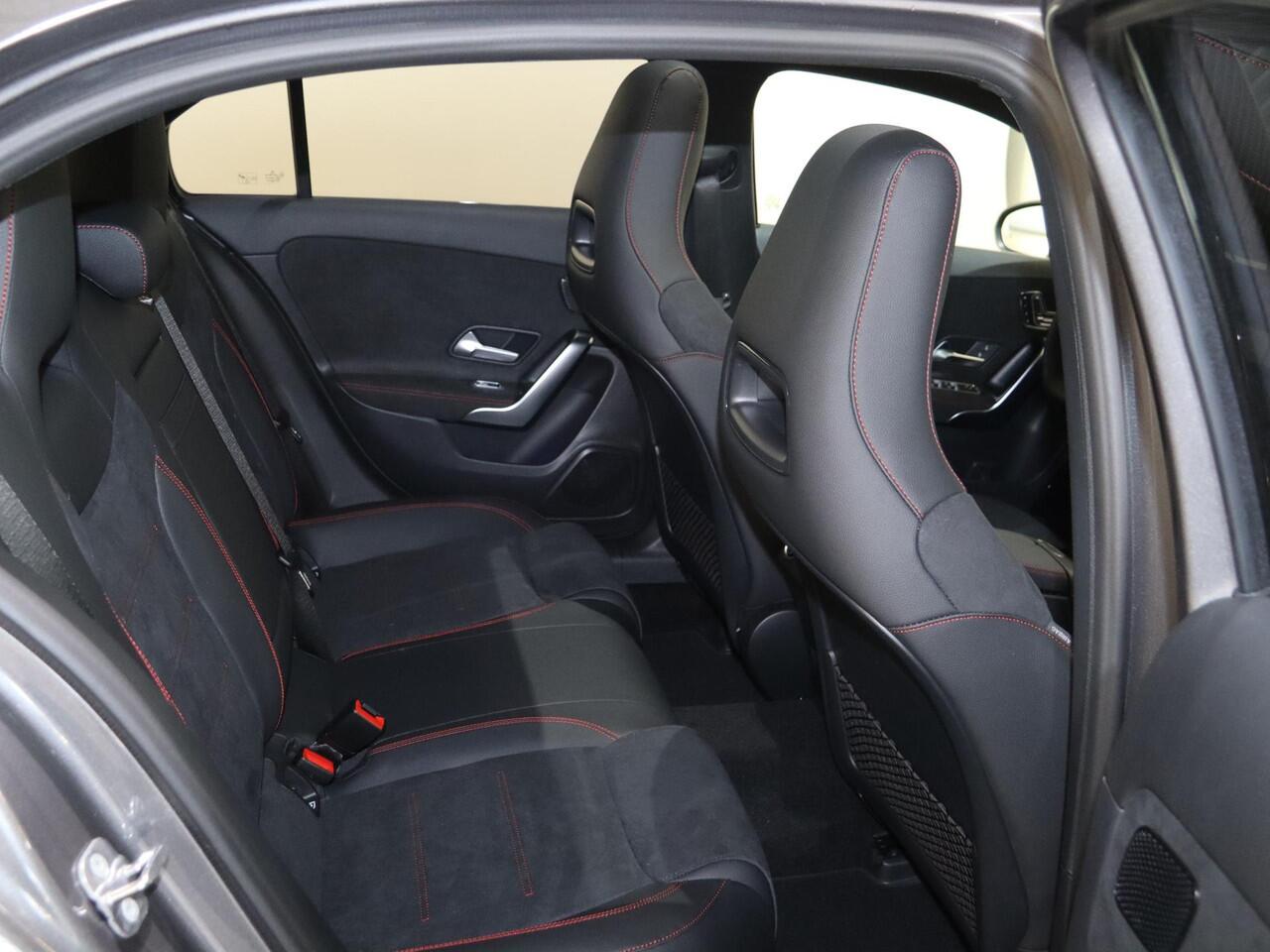 Mercedes-Benz A-KLASSE 180 Business Solution AMG | Night | Panoramaschuifdak | Premium plus | Head-Up | Stoelverwarming | 360 camera | MULTIBEAM LED |