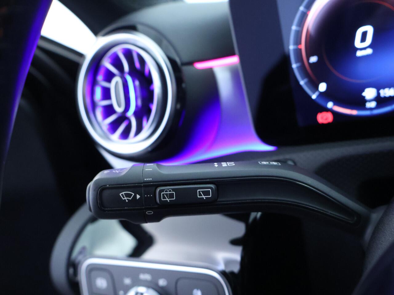 Mercedes-Benz A-KLASSE 250 e AMG Nightpakket | Sfeerverlichting | Car Play | Dode Hoek Ass | Stoelverwarming | Parkeerpakket met Camera | Ledkoplampen | Achteruitrijcamera. Inclusief 24 maanden Mercedes-Benz Certified garantie voor Europa.