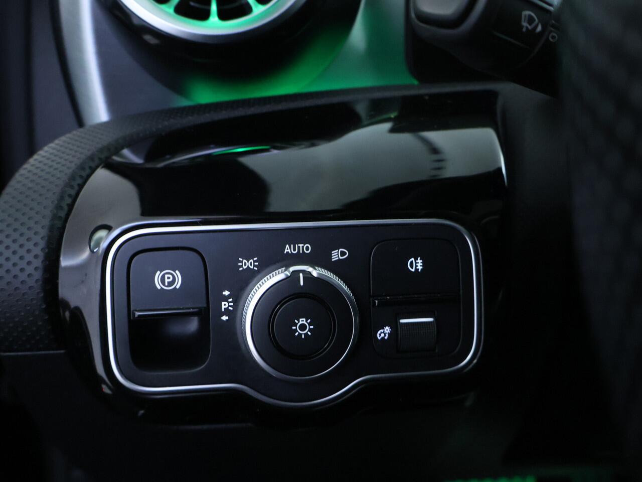 Mercedes-Benz A-KLASSE 180 Business Solution AMG AMG Line | Night Pakket |Schuif-Kanteldak | Sfeerverlichting | MultiBeam koplampen | Memory Voorstoelen. Inclusief 24 maanden MB Certified garantie voor Europa.