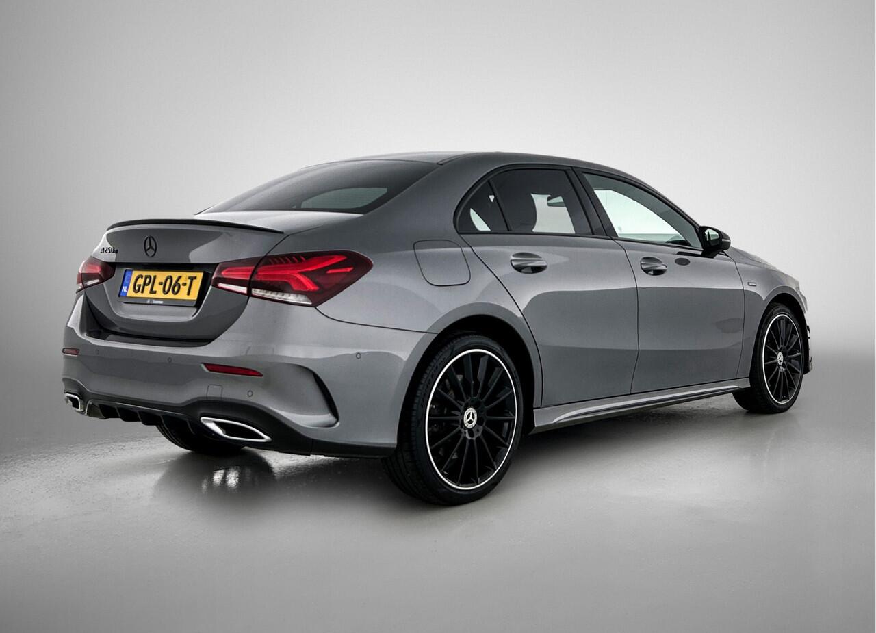 Mercedes-Benz A-KLASSE 250 e AMG Plug-In Hybride | Panoramadak | Achteruitrijcamera | Nightpakket | Sfeerverlichting | Burmester | Inclusief 24 maanden MB Certified garantie voor Europa.