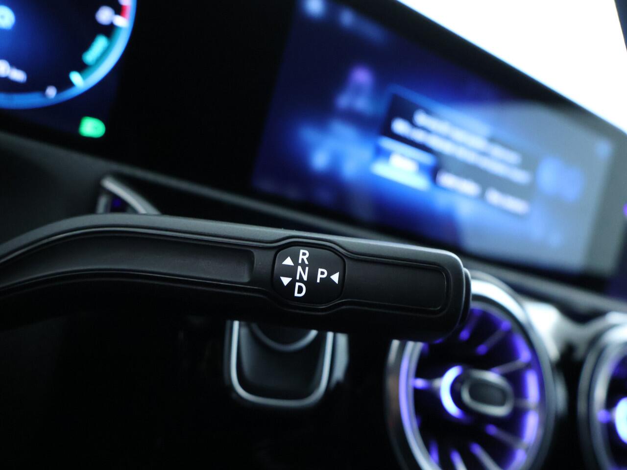 Mercedes-Benz A-KLASSE 250 e NIght Plug-In Hybride | Nightpakket | Trekhaak | Achteruitrijcamera | Ledkoplampen | Stoelverwarming | Sfeerverlichting. Inclusief 24 maanden MB Certified garantie voor Europa.