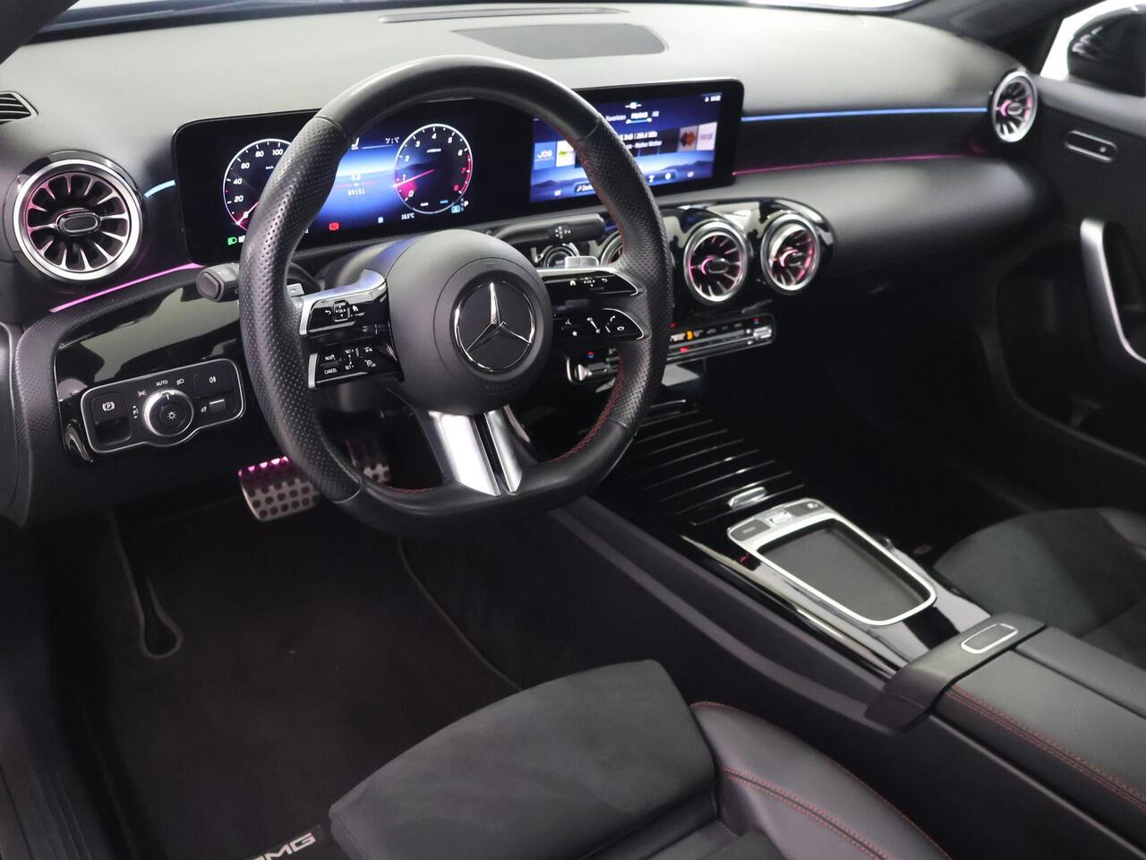 Mercedes-Benz A-KLASSE 180 AMG Line | Premium pack | Panoramadak | Multibeam |