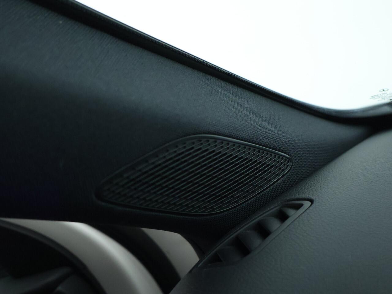 Mercedes-Benz A-KLASSE 250 e Sedan AMG Plug-In Hybride AMG Line | NIght Pakket | Trekhaak | Sfeerverlichting. Inclusief 24 maanden MB Certified garantie voor Europa.