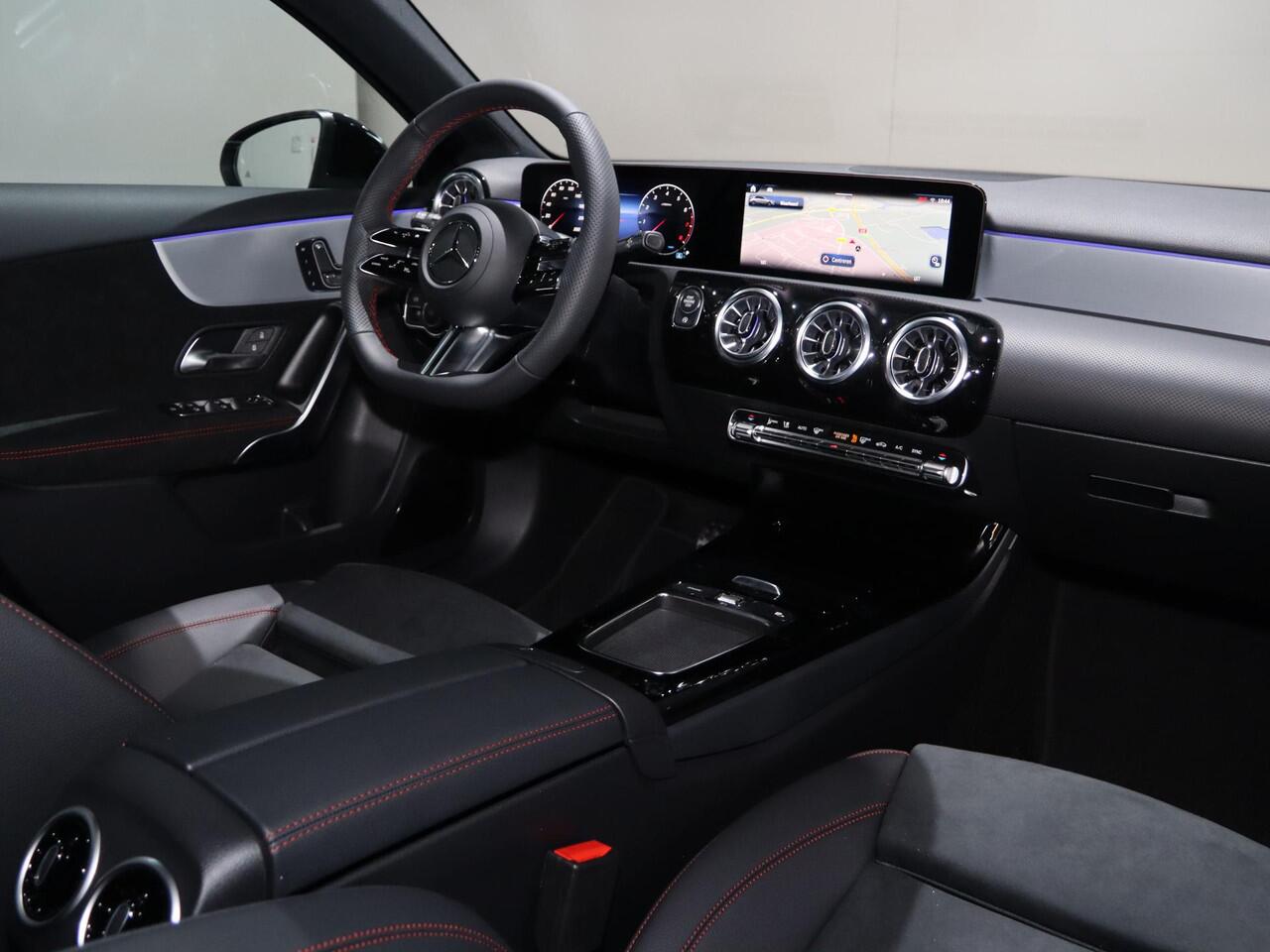 Mercedes-Benz A-KLASSE 180 Business Solution AMG | Panoramaschuifdak | Premium plus | Head-Up | Stoelverwarming | Achteruitrijcamera | MULTIBEAM LED |