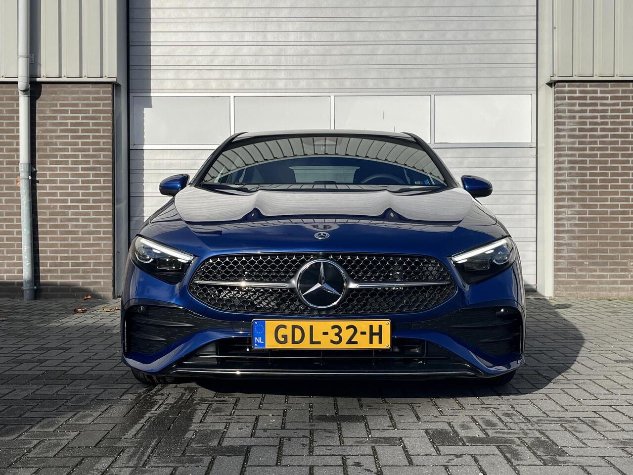 Mercedes-Benz A-KLASSE 180 Star Edition AMG | Panoramadak | Winter Pakket | Dodehoekassistent | MULTIBEAM LED Koplampen | Donkergetint Glas Achter | Stoelverwarming | Stuurverwarming | Sfeerverlichting | Elektrisch Inklapbare Buitenspiegels | Achteruitrijcamera | Parkeersensore