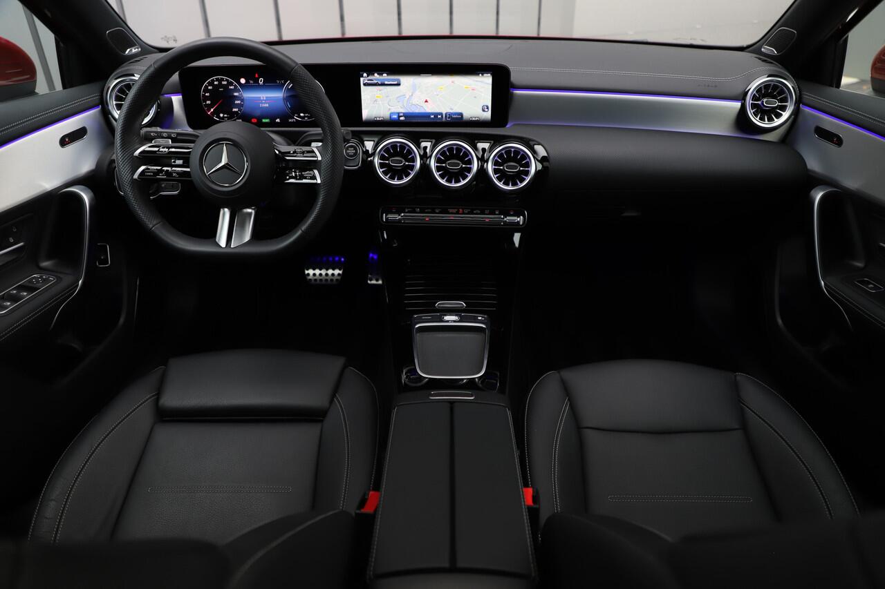 Mercedes-Benz A-KLASSE 250e AMG | 218PK | Pano | Sfeerverlichting | Burmester | Multibeam | Leder | Distronic | Stuurwielverwarming | Trekhaak | 2024.