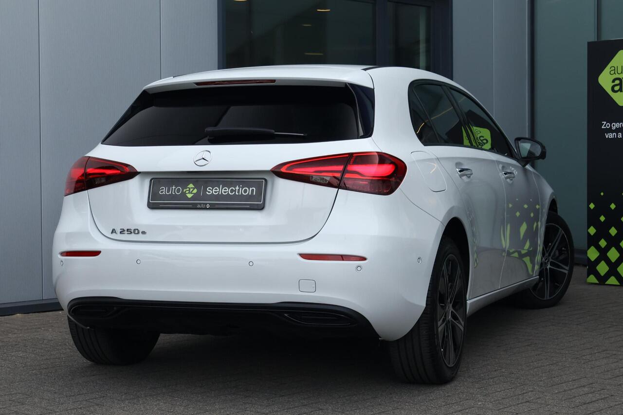 Mercedes-Benz A-KLASSE 250 e Luxury Line / 360 view / Adaptive Cruise / Ambientlight / Stoelverw