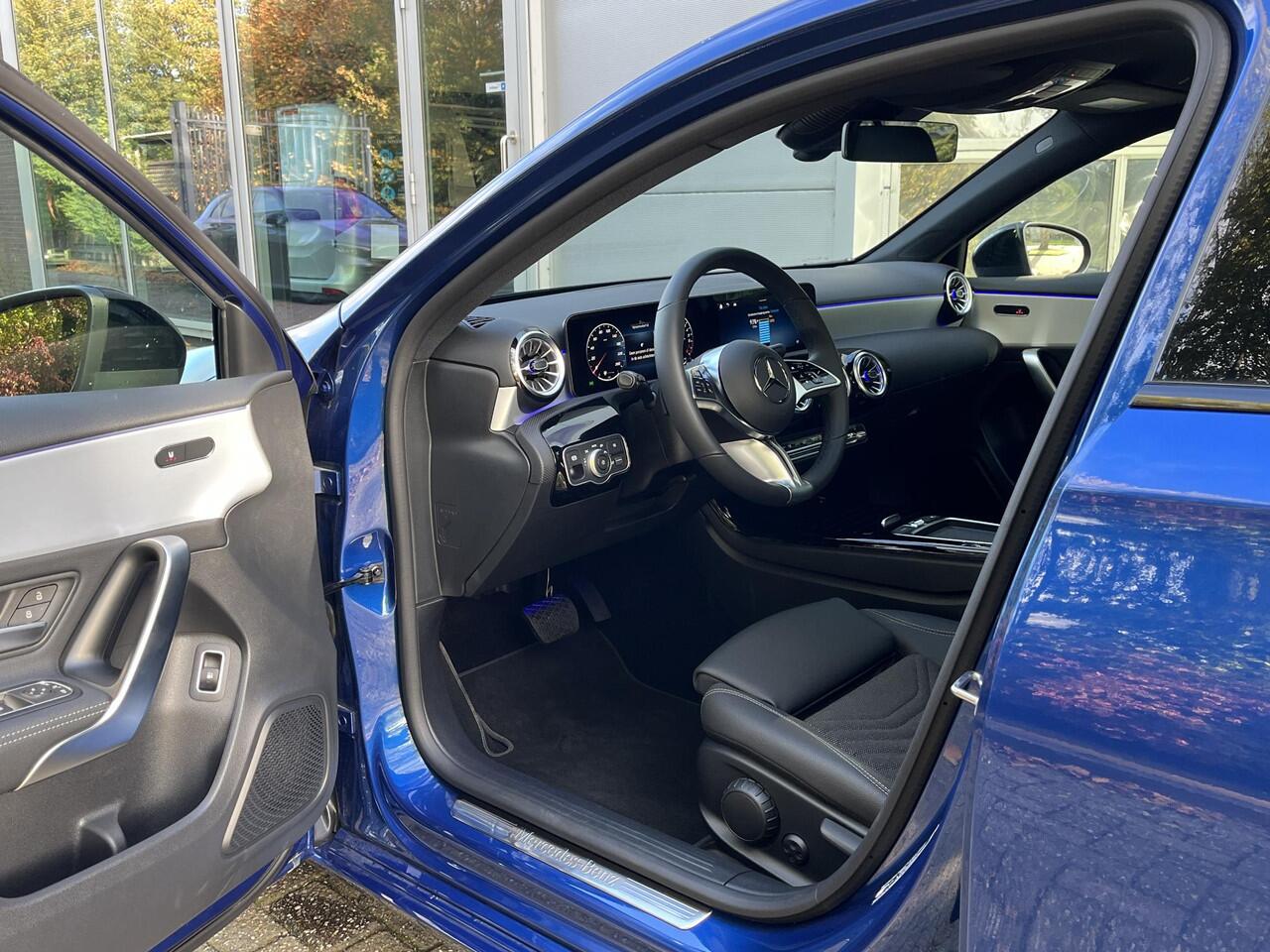 Mercedes-Benz A-KLASSE 250 e Star Edition Luxury Line | Panoramadak | Night Pakket | Dodehoekassistent | MULTIBEAM LED Koplampen | Sfeerverlichting | Stoelverwarming | Sierdelen Aluminium | Elektrisch Inklapbare Buitenspiegels | Achteruitrijcamera | Parkeersensoren