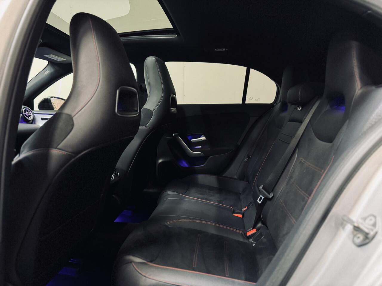 Mercedes-Benz A-KLASSE 200 AMG Night | Panorama | Multibeam | Sfeer