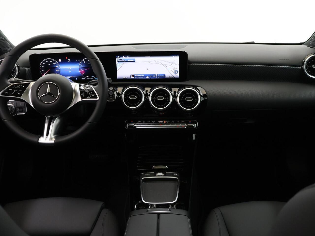 Mercedes-Benz A-KLASSE 180 Business Line | Panoramadak | Getint glas | widescreen | Stoelverwarming