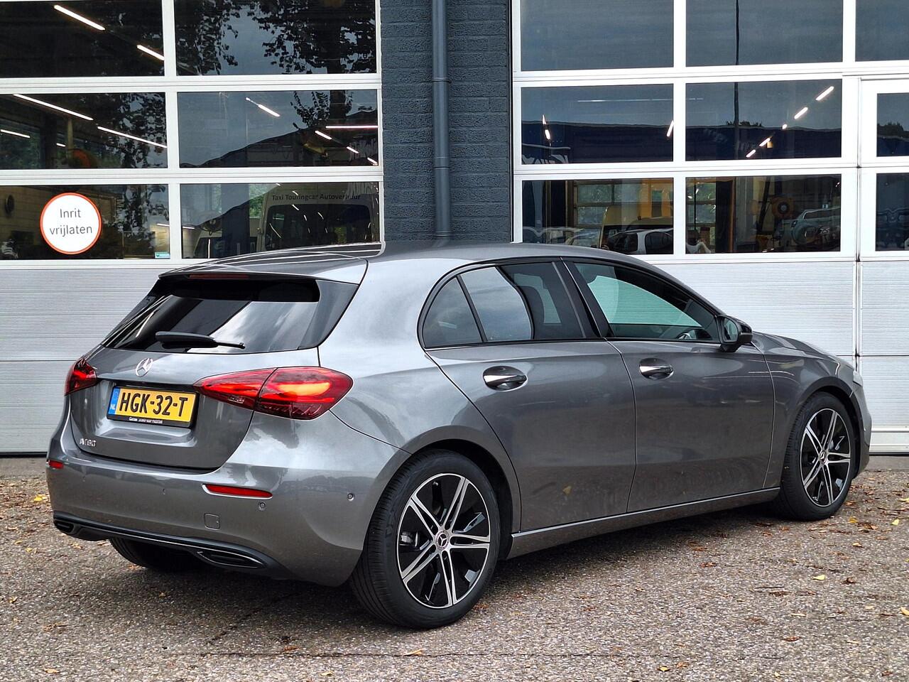 Mercedes-Benz A-KLASSE 180 Star Edition Luxury | Night Pakket | Achteruitrijcamera | Sfeerverlichting | Dodehoekassistent | Stoelverwarming | Parkeersensoren | Keyless-GO | Elektrisch Inklapbare Buitenspiegels