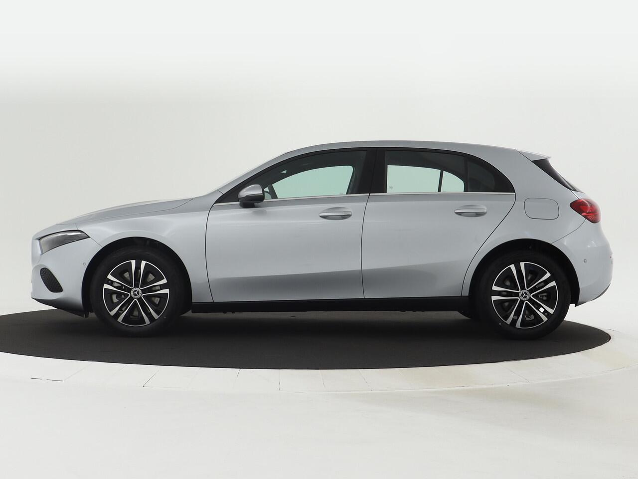 Mercedes-Benz A-KLASSE 250e Star Edition | Dodehoekassistent | Verwarmde stoelen vooraan | Spiegelpakket | Parkeerpakket met achteruitrijcamera | Extra USB-poorten |
