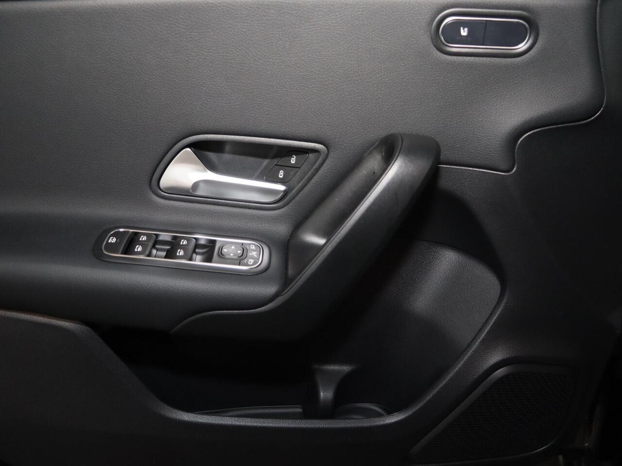 Mercedes-Benz A-KLASSE 180 Business Solution | Dodehoekassistent | Achteruitrijcamera | Apple CarPlay