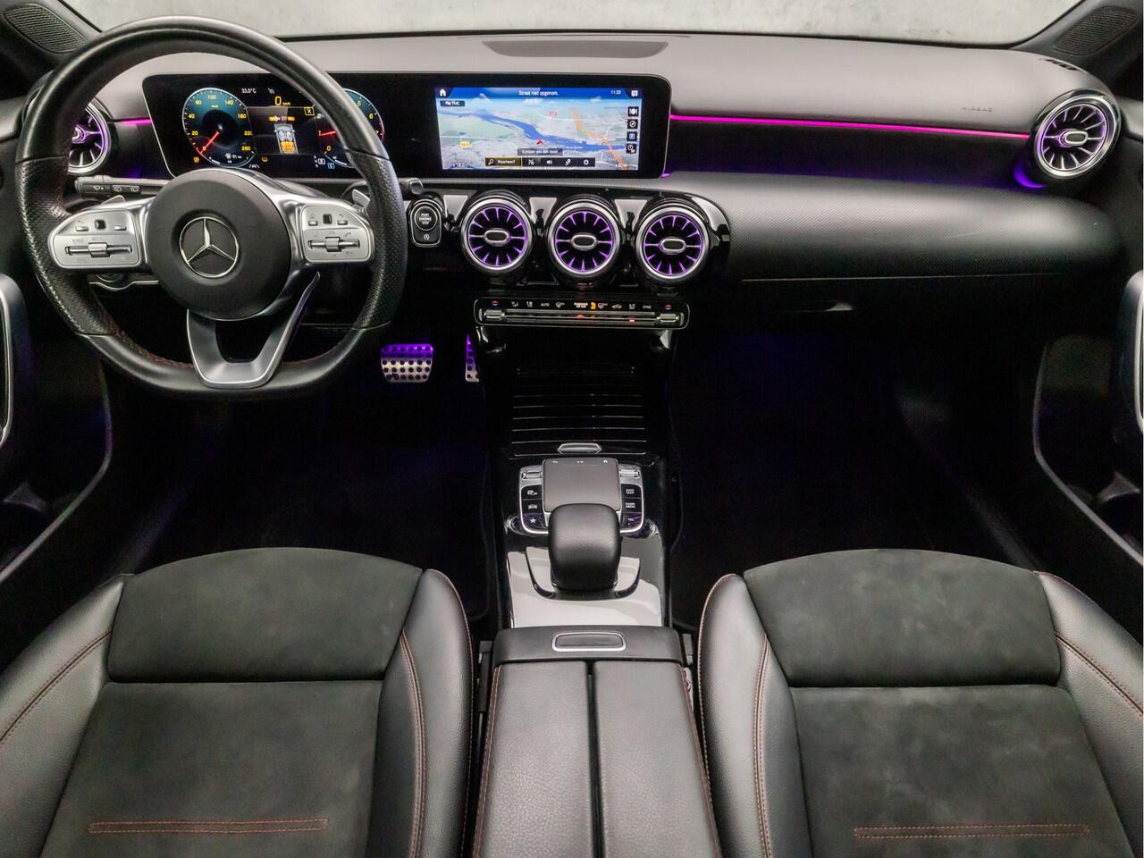 Mercedes-Benz A-KLASSE 180 AMG Sport Automaat (SCHUIFDAK, APPLE CARPLAY, SFEERVERLICHTING, BURMESTER, KEYLESS, LEDER/ALCANTARA, CAMERA, SPORTSTOELEN, STOELVERWARMING, WIDESCREEN, GETINT GLAS, NIEUWSTAAT)