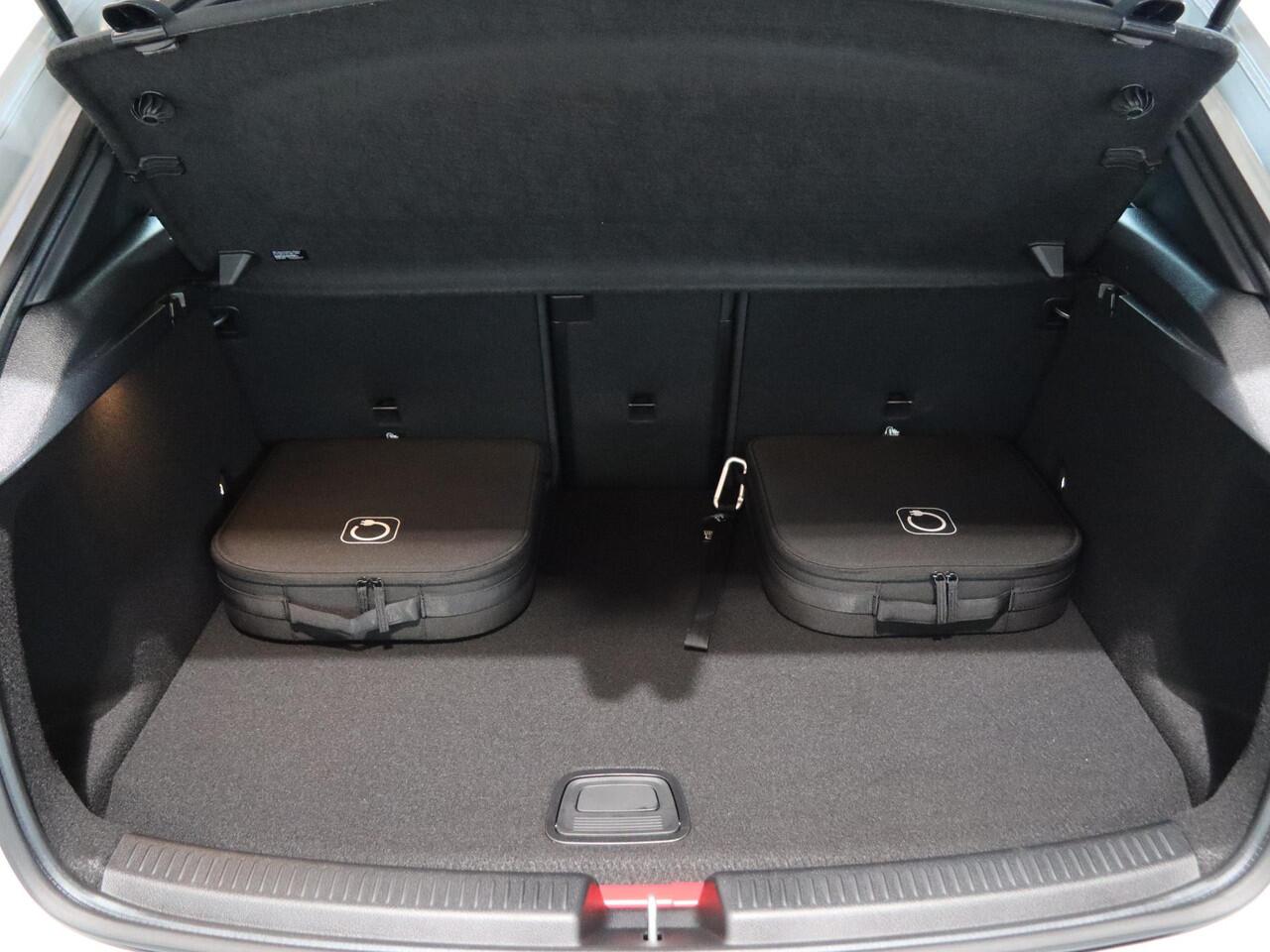 Mercedes-Benz A-KLASSE 250e Business Solution AMG | Panoramaschuifdak | Night pakket | Achteruitrijcamera | Stoelverwarming | MULTIBEAM LED |