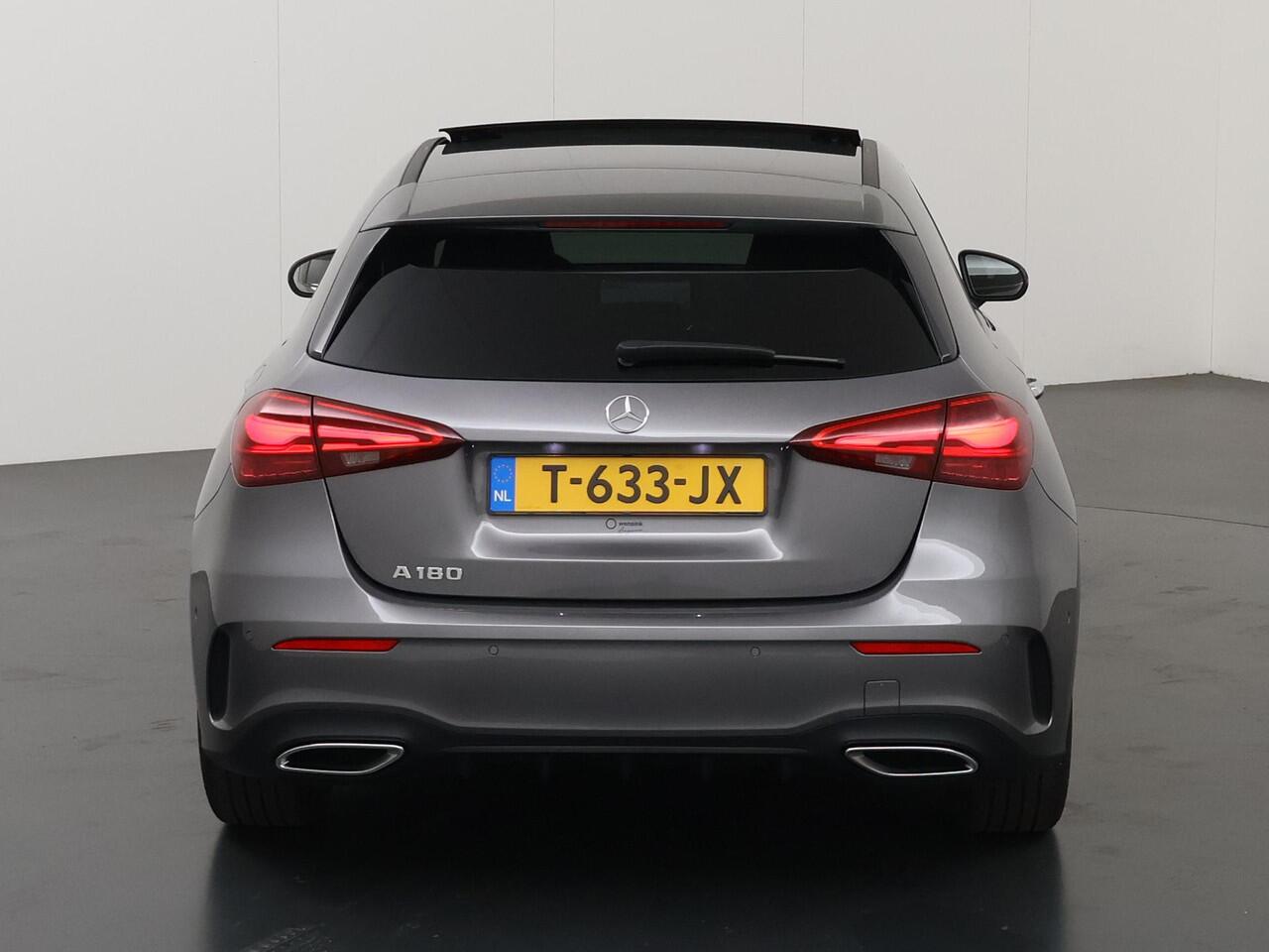 Mercedes-Benz A-KLASSE 180 AMG Line | Achteruitrijcamera | Panoramadak | Night pakket | Sfeerverlichting | Privacy glas |