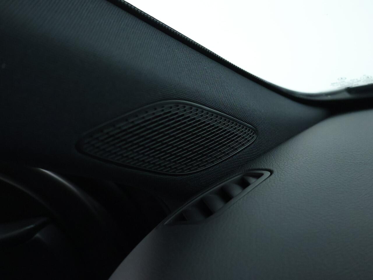 Mercedes-Benz A-KLASSE 160 Business Solution Luxury | Achteruitrijcamera | Sfeerverlichting | Stoelverwarming | Leder | Apple Carplay | Inclusief 24 maanden MB Certified garantie voor Europa.