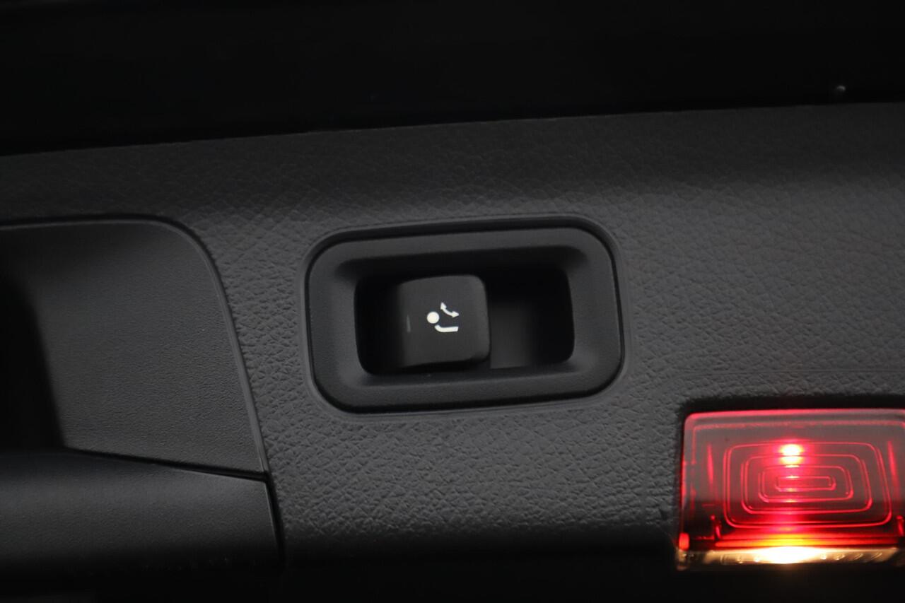 Mercedes-Benz A-KLASSE 160 Business Solution Panoramadak Widescreen Trekhaak 18 inch AMG Velgen Navigatie Camera Full LED Lane Assist Stoelverwarming