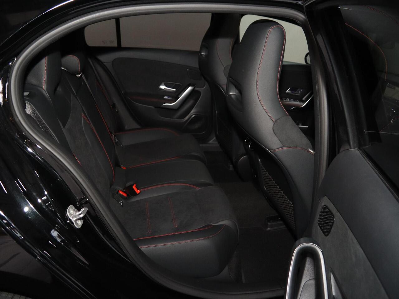 Mercedes-Benz A-KLASSE 250e Business Solution AMG | Panoramaschuifdak | Premium Plus | Head-up display | Dodehoekassistent |