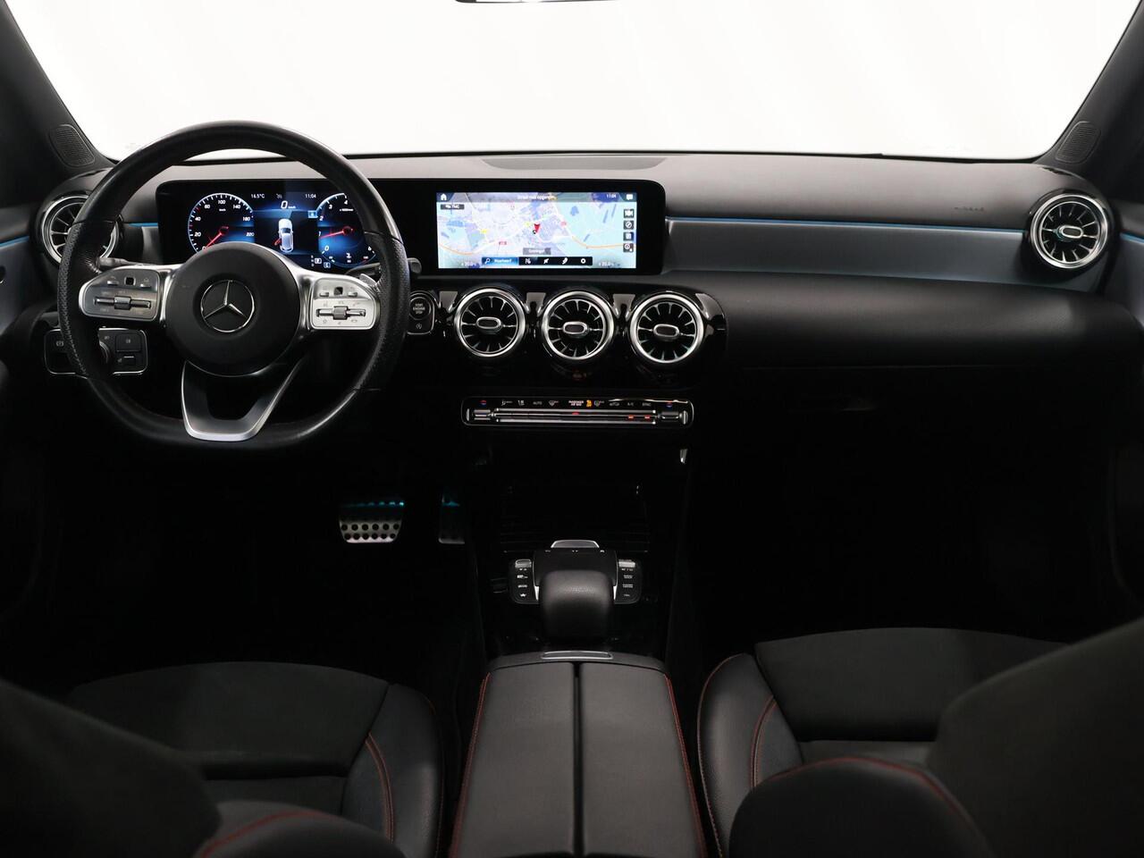 Mercedes-Benz A-KLASSE 180 Business Solution AMG | Night | Panoramadak | Sfeerverlichting | Achteruitrijcamera | Stoelverwarming |