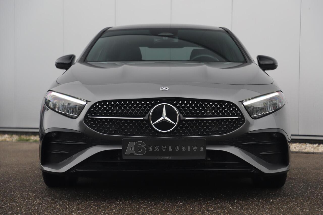 Mercedes-Benz A-KLASSE 180 AMG Line Night Pakket Automaat Panoramadak 19 inch Keyless Sfeerverlichting Burmester Carplay Navigatie Camera Half Leder Stoelverwarming NAP! Dealer onderhouden!