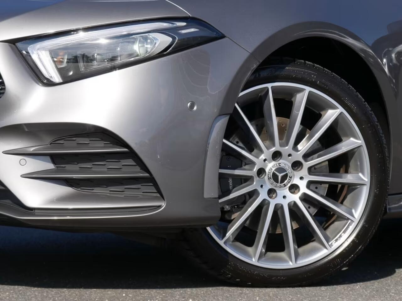 Mercedes-Benz A-KLASSE 250e AMG ** LED, MBUX+, LEDER, DISTR, PANO, 2 zone AIRCO, 19-inch LMV, HuD, ** 1e EIG - UNFALLFREI ** ** INFORMEER OOK NAAR ONZE AANTREKKELIJKE FINANCIAL-LEASE TARIEVEN **