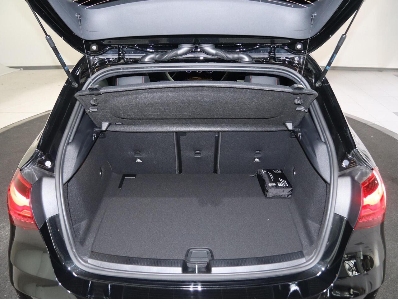 Mercedes-Benz A-KLASSE 180 Business Solution AMG | Panoramaschuifdak | Premium plus | Head-Up | Stoelverwarming | Achteruitrijcamera | MULTIBEAM LED |