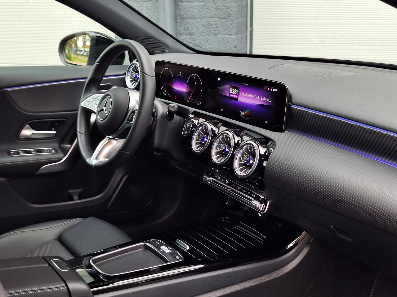 Mercedes-Benz A-KLASSE 180 Star Edition Luxury | Night Pakket | Achteruitrijcamera | Sfeerverlichting | Dodehoekassistent | Stoelverwarming | Parkeersensoren | Keyless-GO | Elektrisch Inklapbare Buitenspiegels